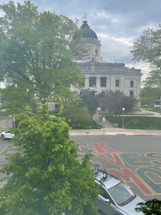 Building Photo - 110 1/2 E 6th St