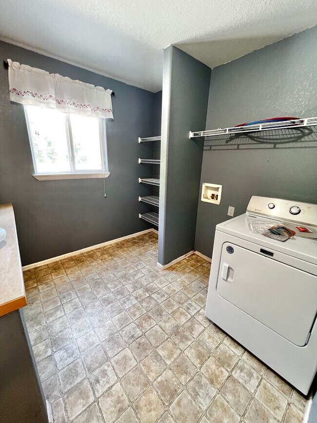 Building Photo - Beautiful 3 bed 2.5 Bath Home in East Loveland, CO!