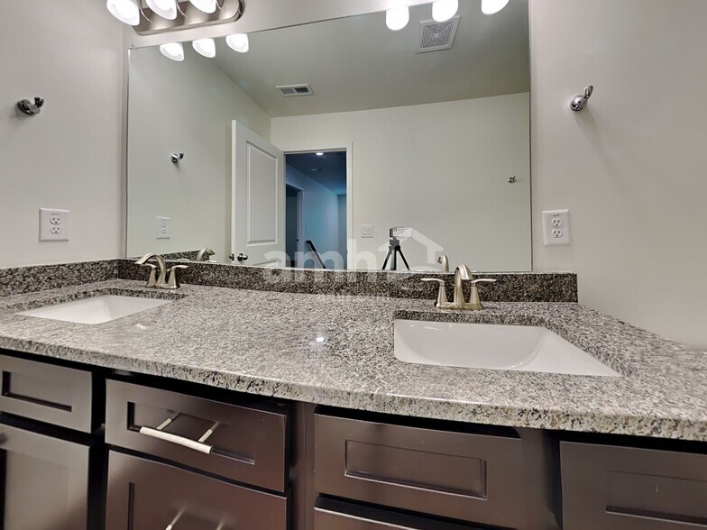 Building Photo - 8149 Willowbank Way