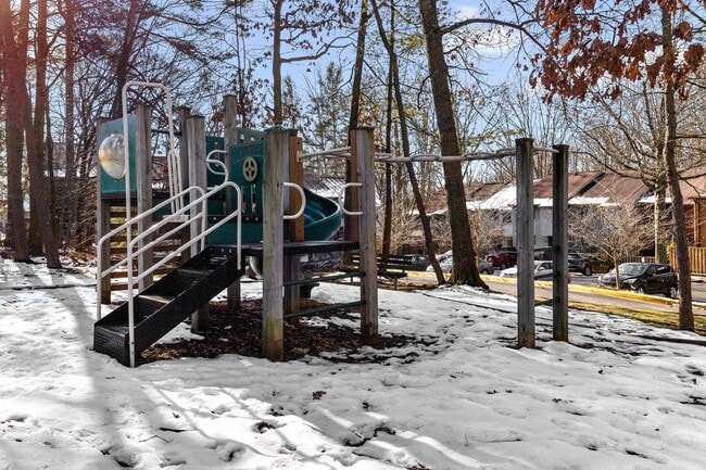 Building Photo - Updated 1800+ sq/ft 3 bdrm 2.5 bath end unit townhome