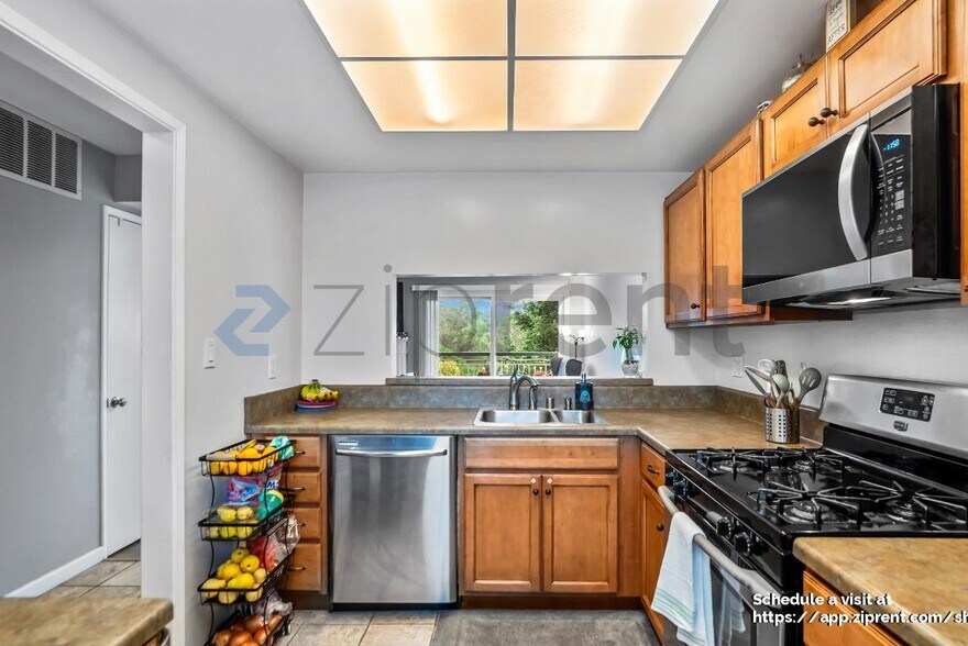 Building Photo - 25071 Oakridge Ct