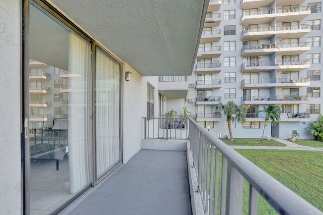 Building Photo - 777 NW 155th Ln