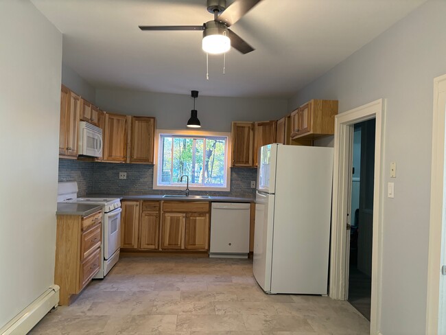 Huge eat-in kitchen with new cabinets, quartz countertops and dishwasher - 47 William St