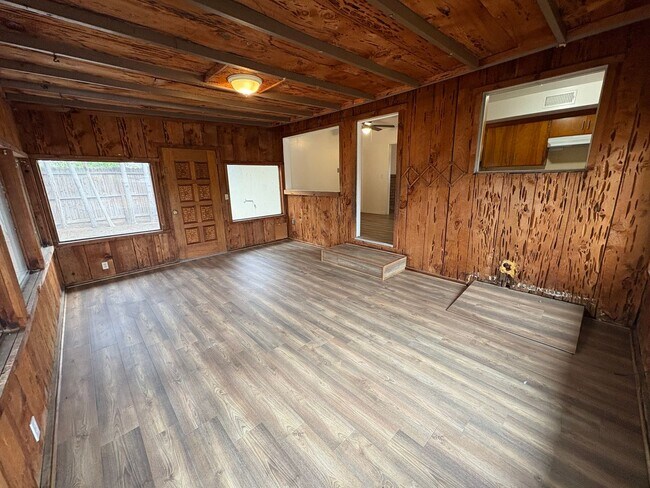 Building Photo - 690 W North Way