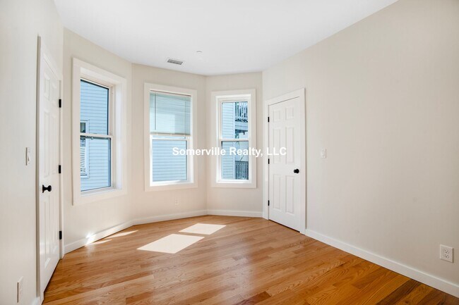 Building Photo - 3 BED 2 BATH IN ALLSTON AVAILABLE JAN 1st!!