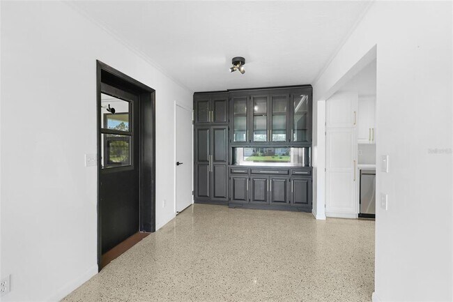 Building Photo - 2723 Lynnhurst St
