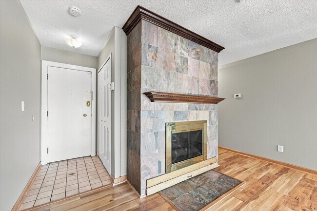 Building Photo - 893 Cliffs Dr