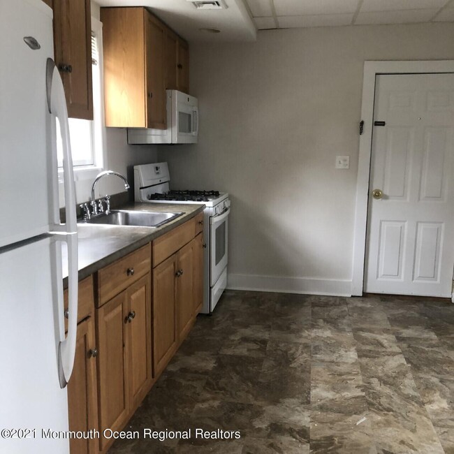 Building Photo - 497 Sycamore Ave