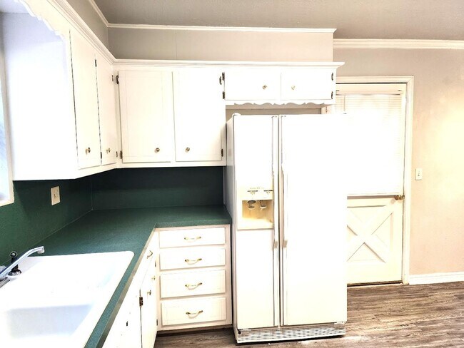Building Photo - 3 Bed 1.5 Bath 1 Car Garage in the Henders...
