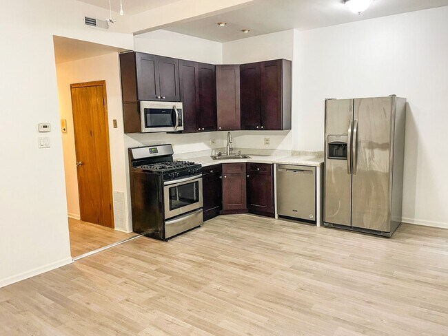 Building Photo - Fabulous Location in Wicker Park/Humboldt ...
