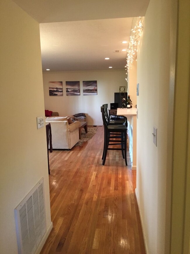 Building Photo - 2 bed. 2 Bathrooms in Chestnut Hill In-Uni...