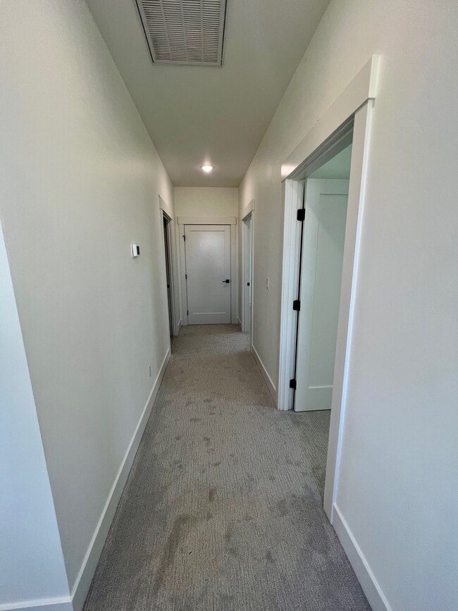 Building Photo - 210 Bogey Ln