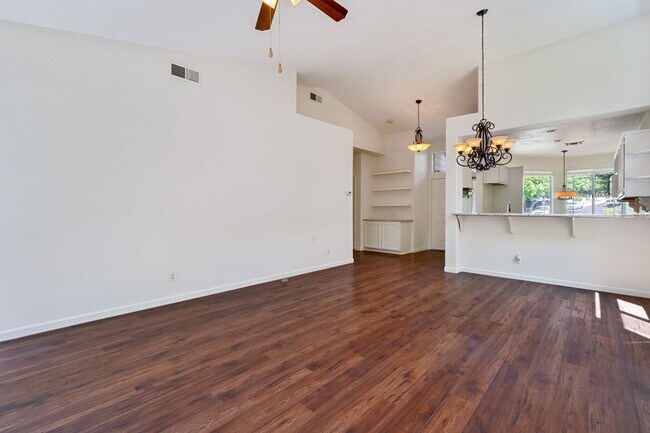 Building Photo - Charming 3-Bed Home in Prime Folsom Locati...