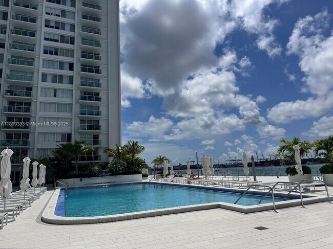 Building Photo - 1000 West Ave