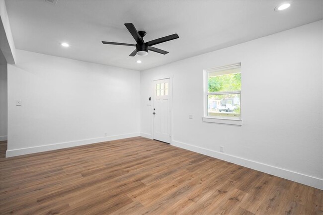 Building Photo - 714 S Blanco St