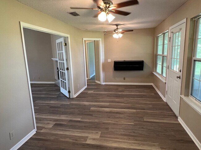 Building Photo - 25% off of 2nd month's rent with a 24 month Lease Agreement.