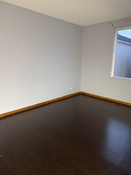 Building Photo - 871 Symphony Dr