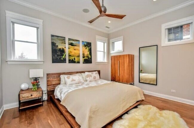 Building Photo - 1124 W Wrightwood Ave