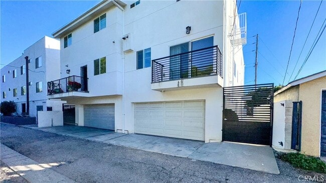 Building Photo - 14019 Vanowen St