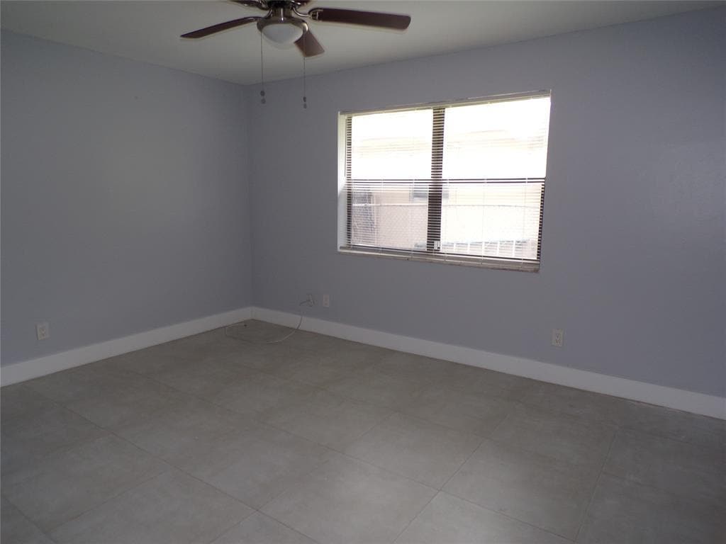 Building Photo - 2725 SW 9th St