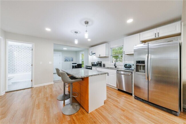 Building Photo - 554 Oak Dr