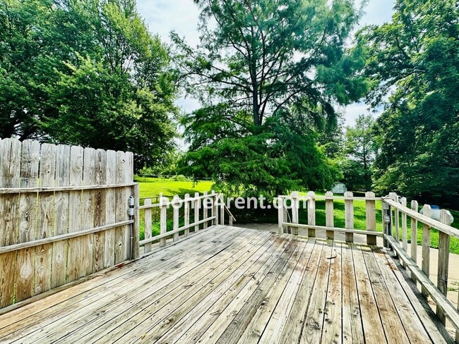 Building Photo - Fantastic Parkville area with Updated Kitchen including Granite Counters and Stainless Steel Appl...