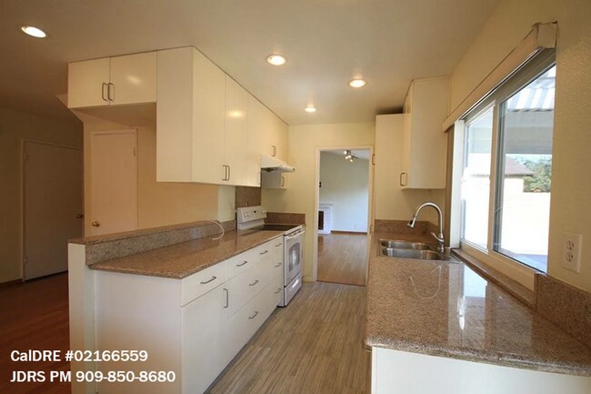 Building Photo - Walnut 3 Bedroom Home
