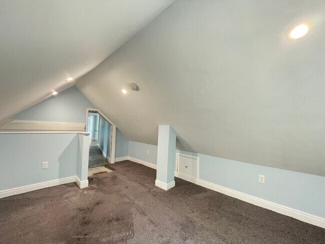 Building Photo - 139 W Hollis St