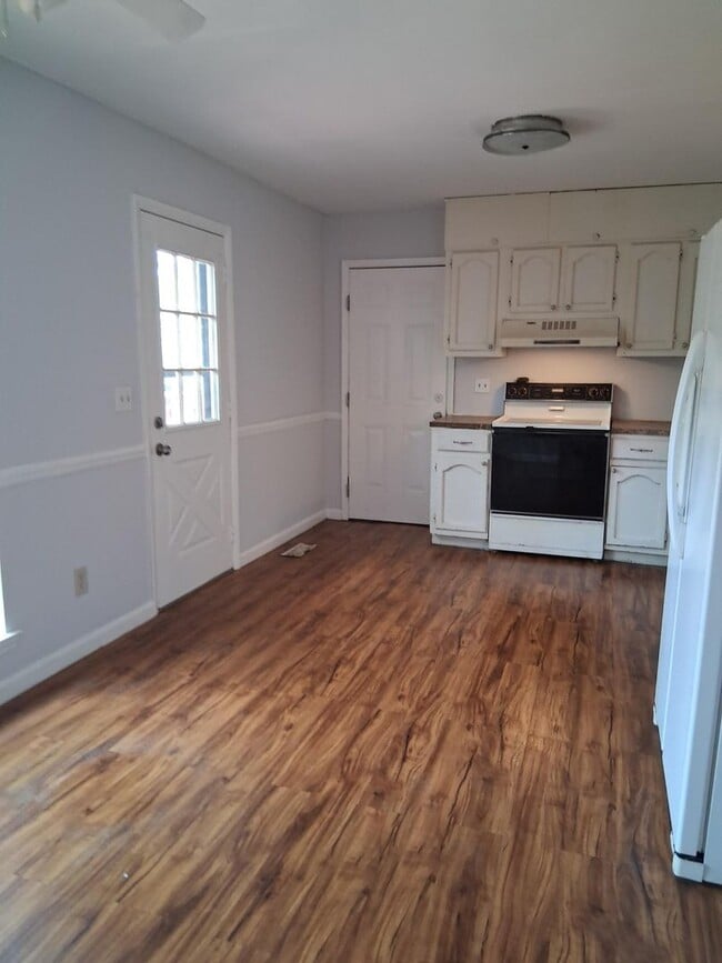 Building Photo - Alabaster