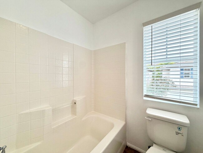 Building Photo - Charming 3 Bedroom Bel Flora Home with Private Patio & Amenities
