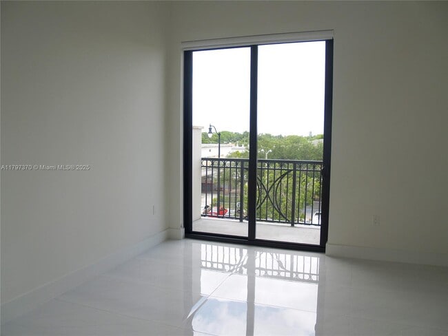 Building Photo - 301 Altara Ave