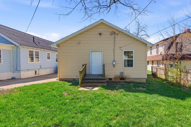 Building Photo - 144 N Quentin Ave