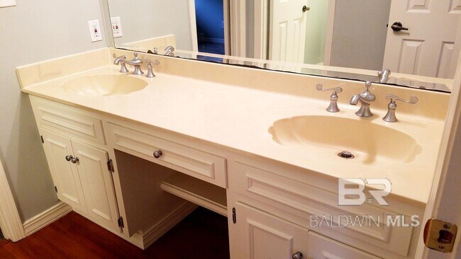 Building Photo - 31 Lake Shore Dr