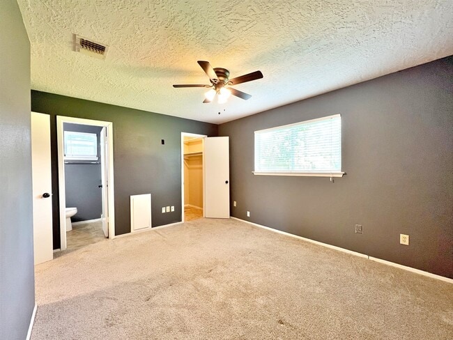 Building Photo - 16914 David Glen Dr