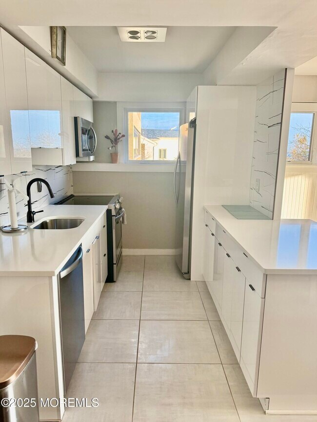 Building Photo - 321 Sunset Ave