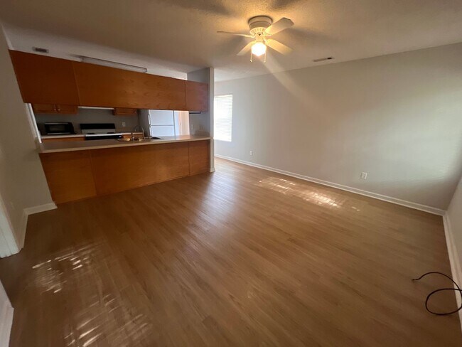 Building Photo - Center 628-630