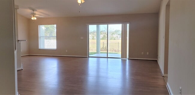 Building Photo - ~ 3/2 ~ Louisa Pointe ~ Crenshaw Circle ~ ...
