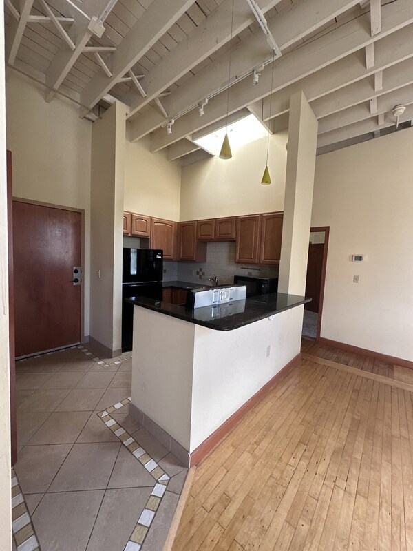 Building Photo - 2800 Mayfield Rd