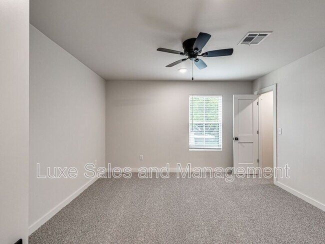 Building Photo - 606 W 2nd St