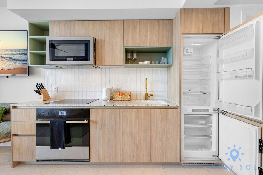 Building Photo - 601 NE 1st Ave