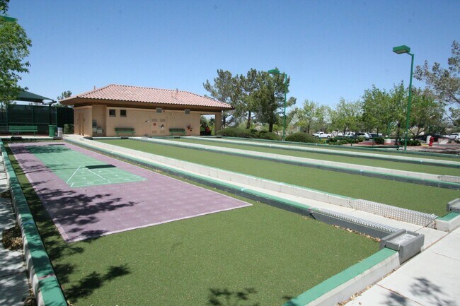 Building Photo - 2 bed w/den, 2 bath, 2 car single story house