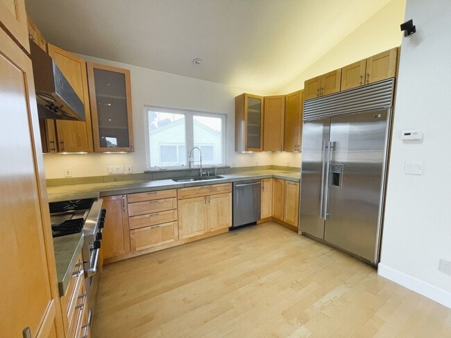 Building Photo - Spacious 3-Bedroom, 2-Bath Home in the Hea...