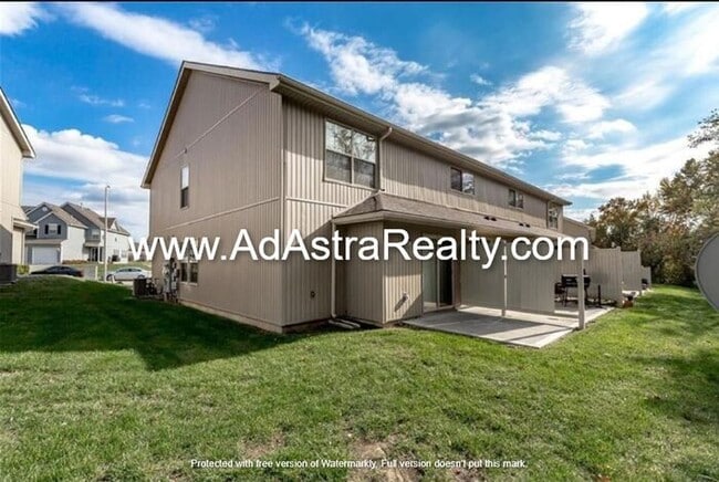 Building Photo - Gorgeous Like New KCMO Townhome-Available ...