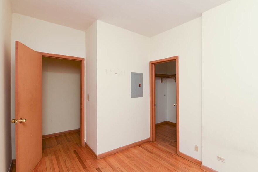 Building Photo - 638 W Barry
