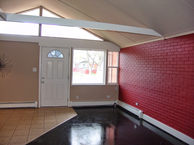 Spacious front room. - 1400 Julian St
