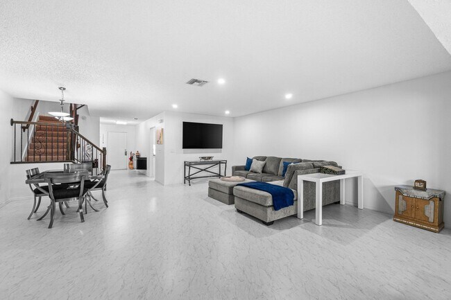 Building Photo - 27 Southport Ln