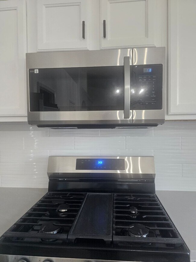 Building Photo - 4 Bedroom 2 Bath