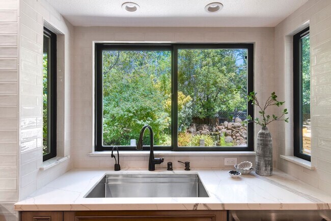 Building Photo - 8 Racquet Ct