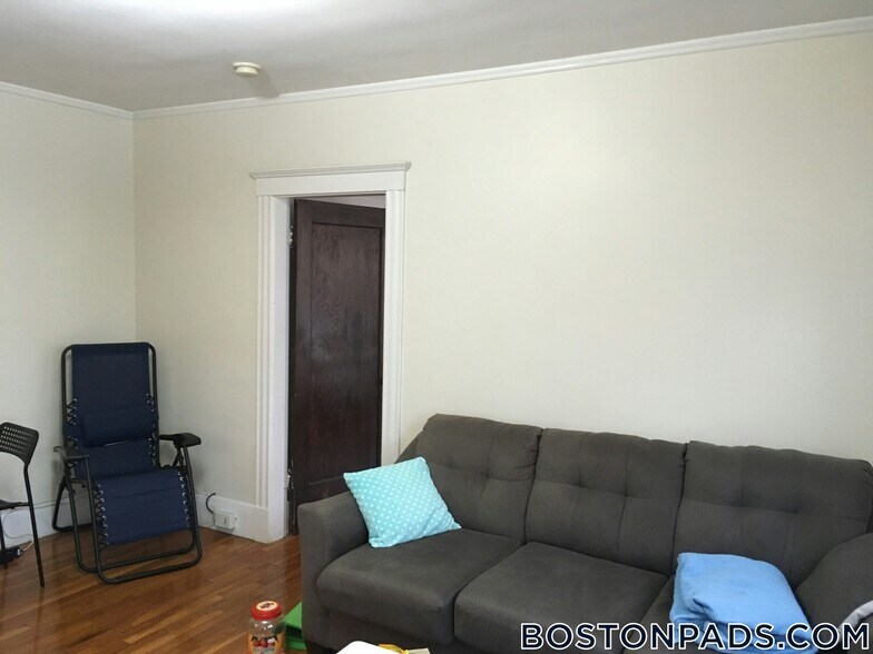 Building Photo - 349 Pleasant St