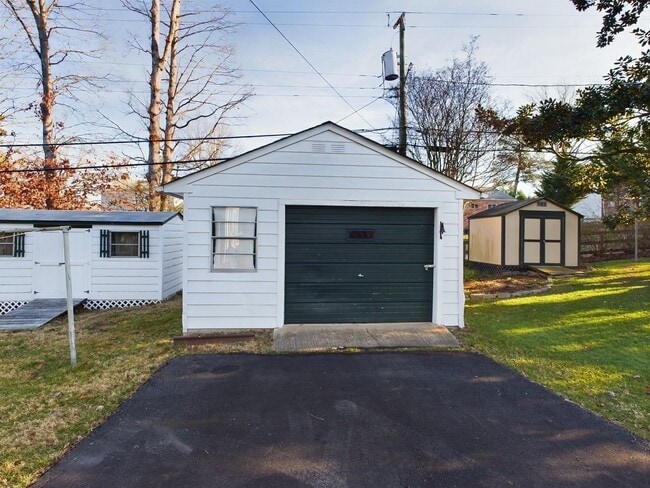 Building Photo - 9506 Overhill Rd